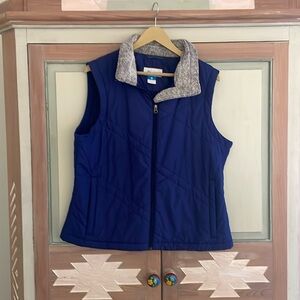 Columbia | Puffer vest with faux fur collar. Front zip. Zip pockets. Size XL
